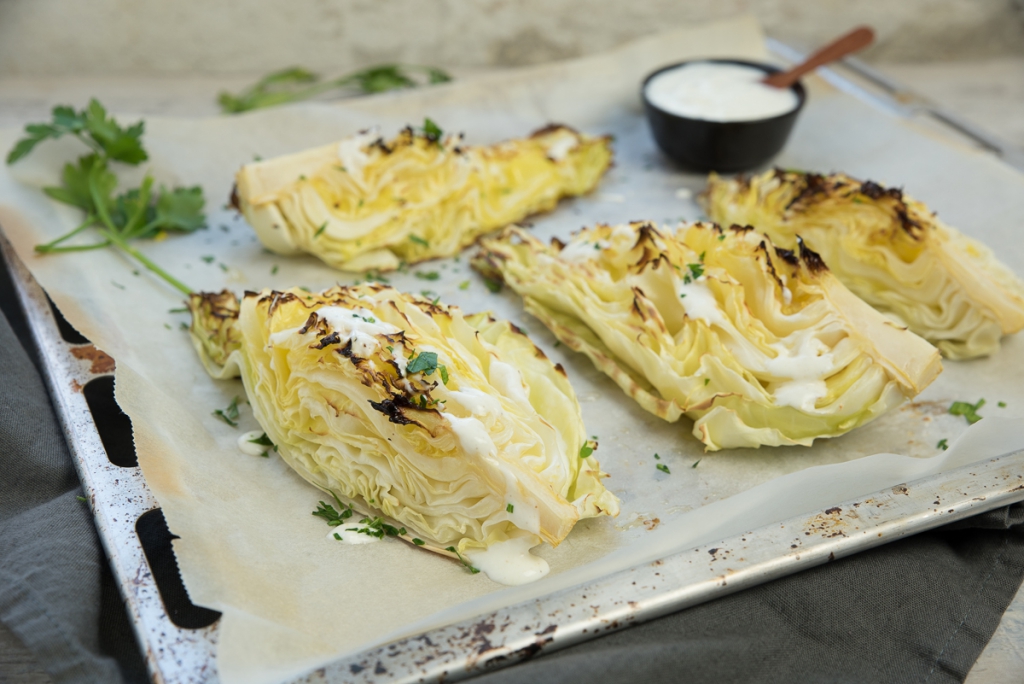 Spitskool uit de oven met yoghurtdressing