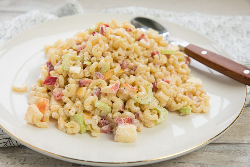 Macaronisalade met bleekselderij en appel