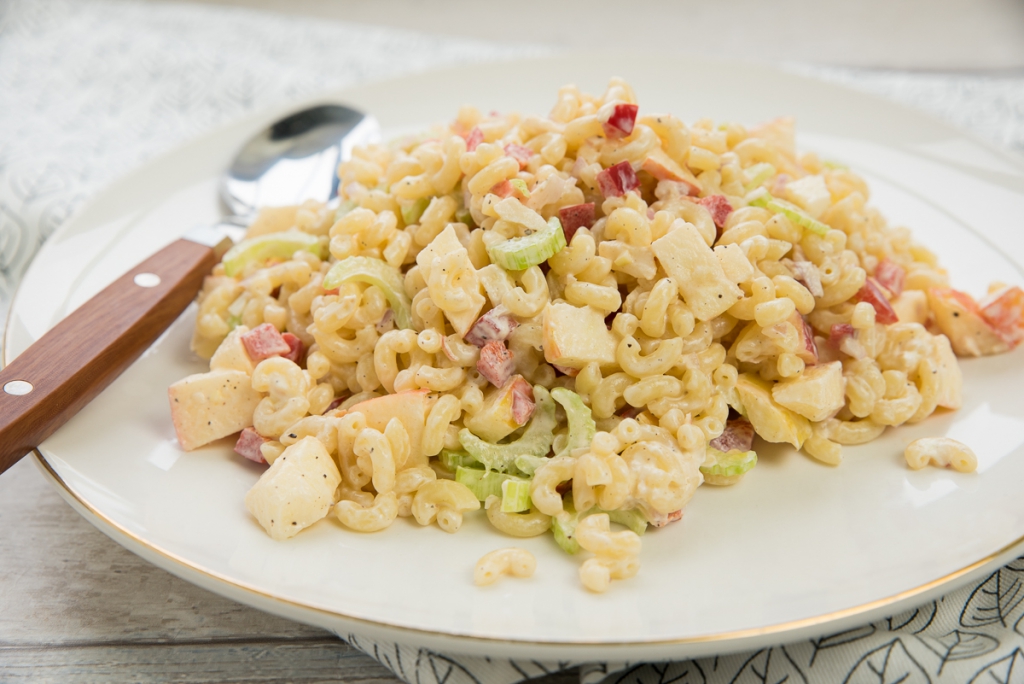 Macaronisalade met bleekselderij en appel