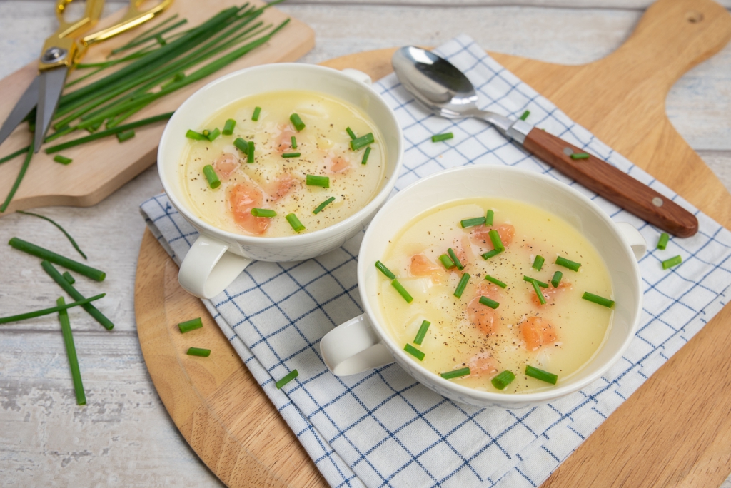 Aspergesoep met zalm en bieslook
