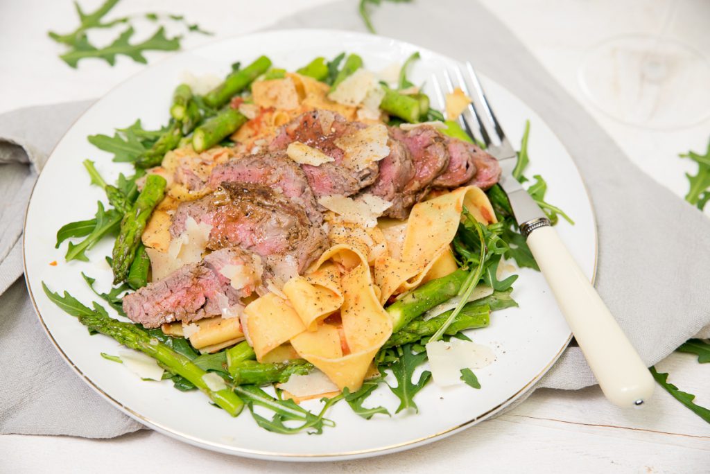 Pappardelle met biefstuk en groene asperges