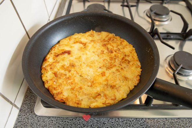 Bak de aardappelrösti goudbruin in de koekenpan