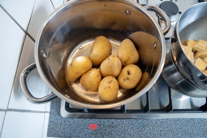 Kook de aardappels in de schil gaar