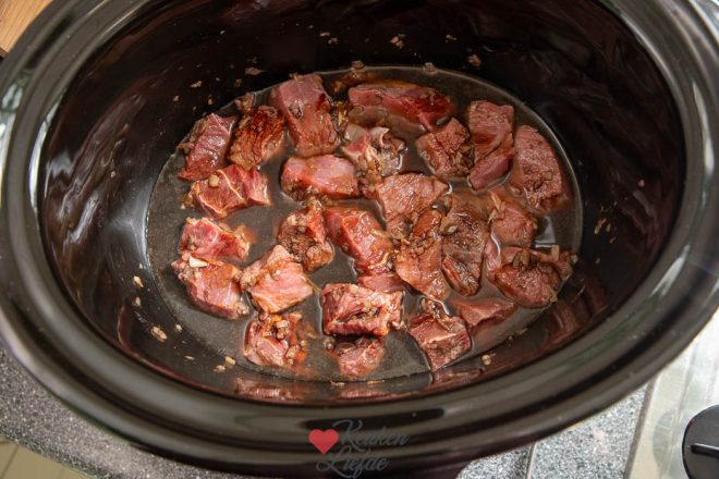 Doe alle ingrediënten voor de daging smoor in de slowcooker