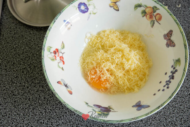 Roer de eieren en parmezaan door elkaar
