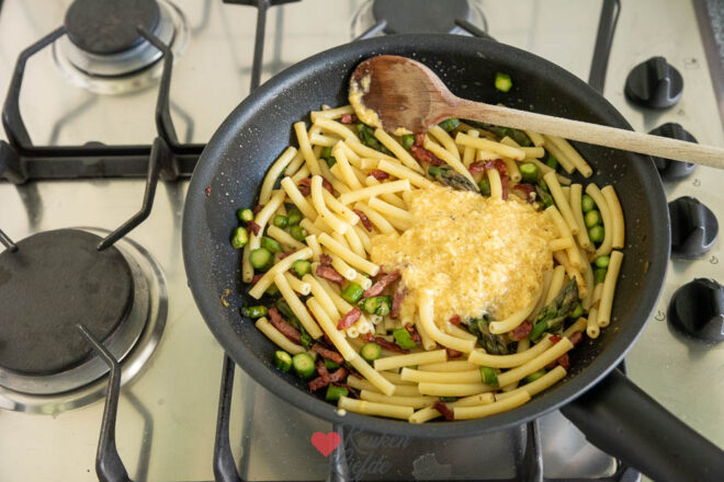 Roer het eimengsel door de pasta