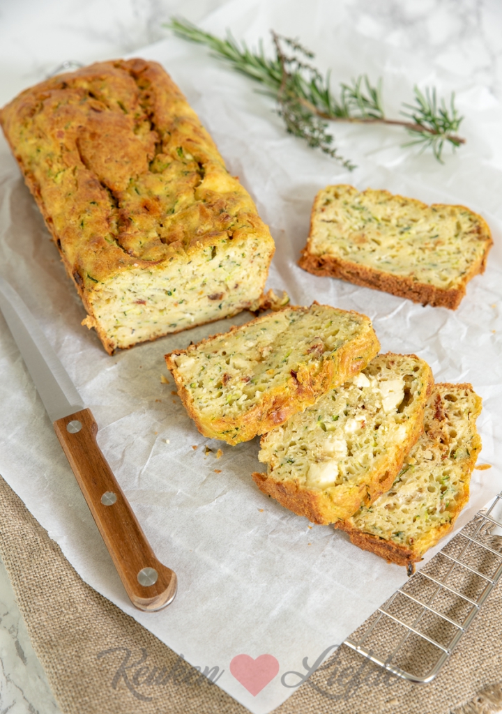 Courgettebrood met feta en zongedroogde tomaat