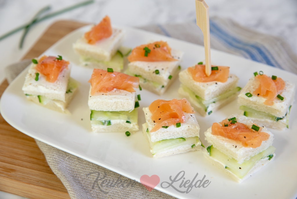 Sandwich hapje met roomkaas, komkommer en zalm