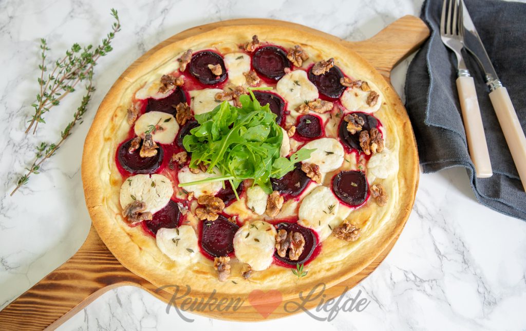 Flammkuchen met biet en geitenkaas