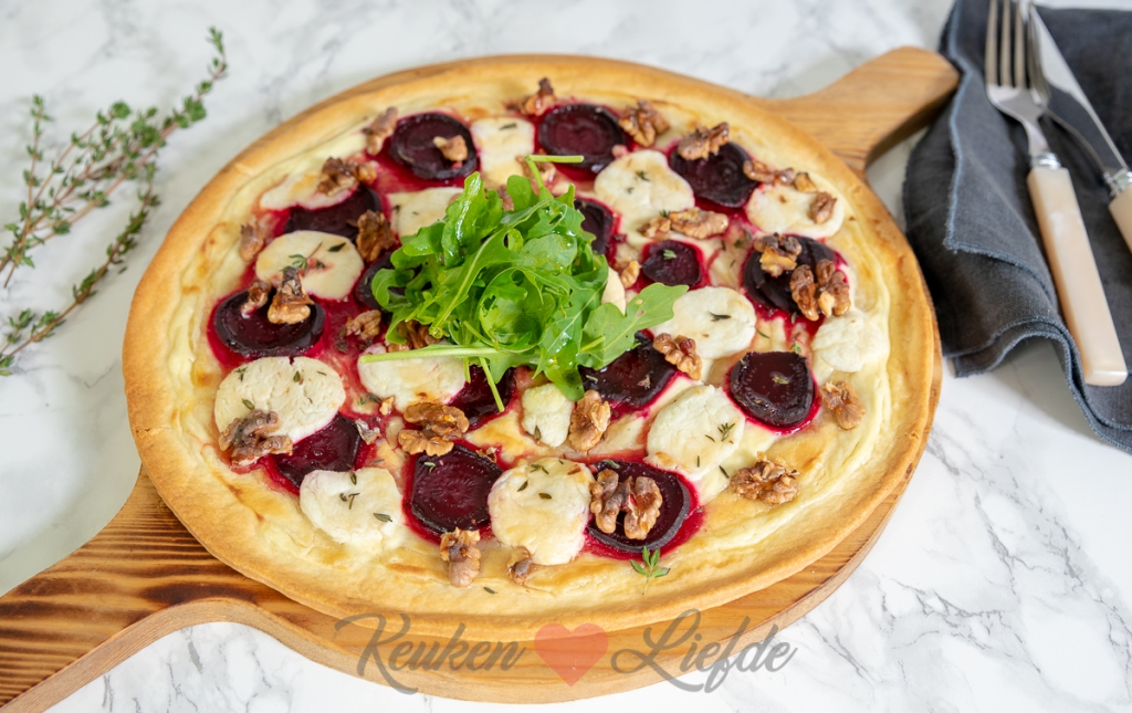 Flammkuchen met biet en geitenkaas Flammkuchen met biet en geitenkaas