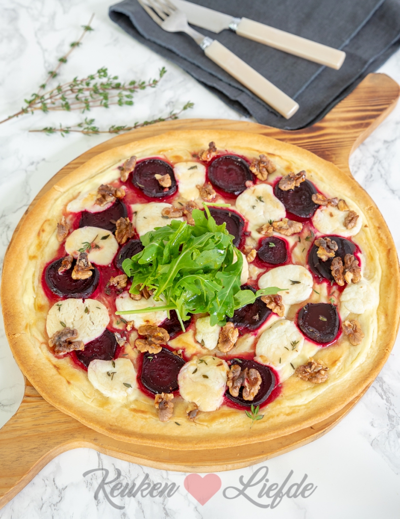 Flammkuchen met biet en geitenkaas Flammkuchen met biet en geitenkaas