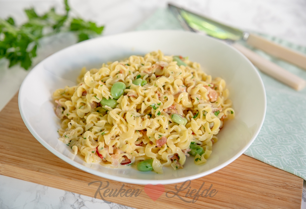 Romige pasta carbonara met spek en tuinbonen