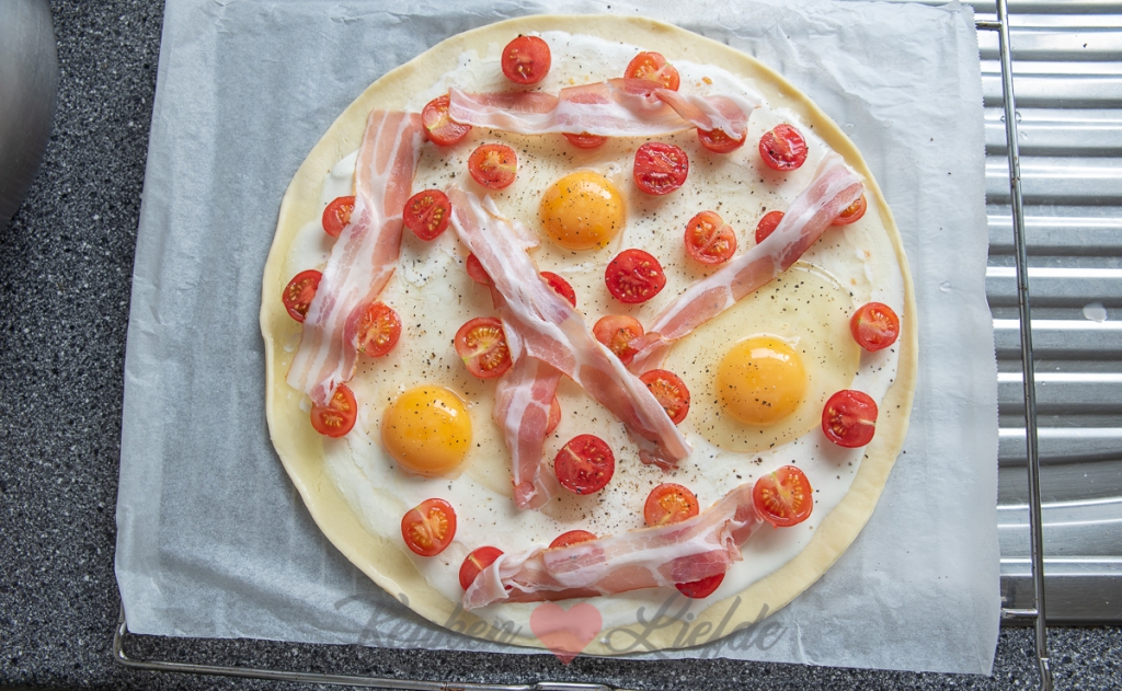 Flammkuchen met ei, spek en cherrytomaat Flammkuchen met ei, spek en cherrytomaat