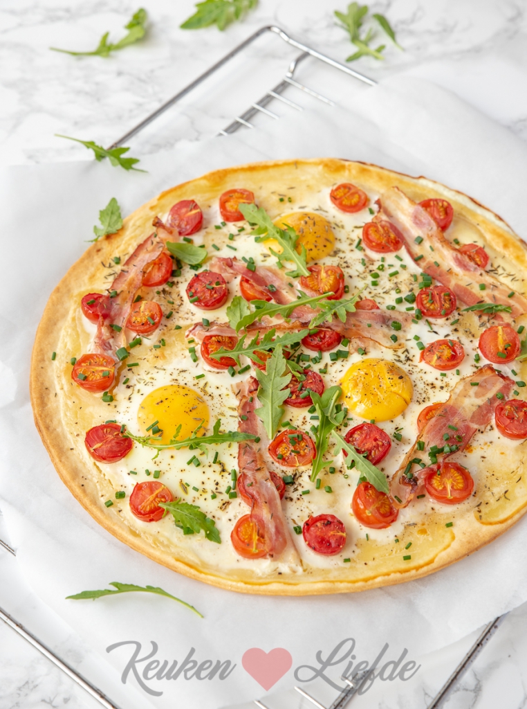 Flammkuchen met ei, spek en cherrytomaat Flammkuchen met ei, spek en cherrytomaat