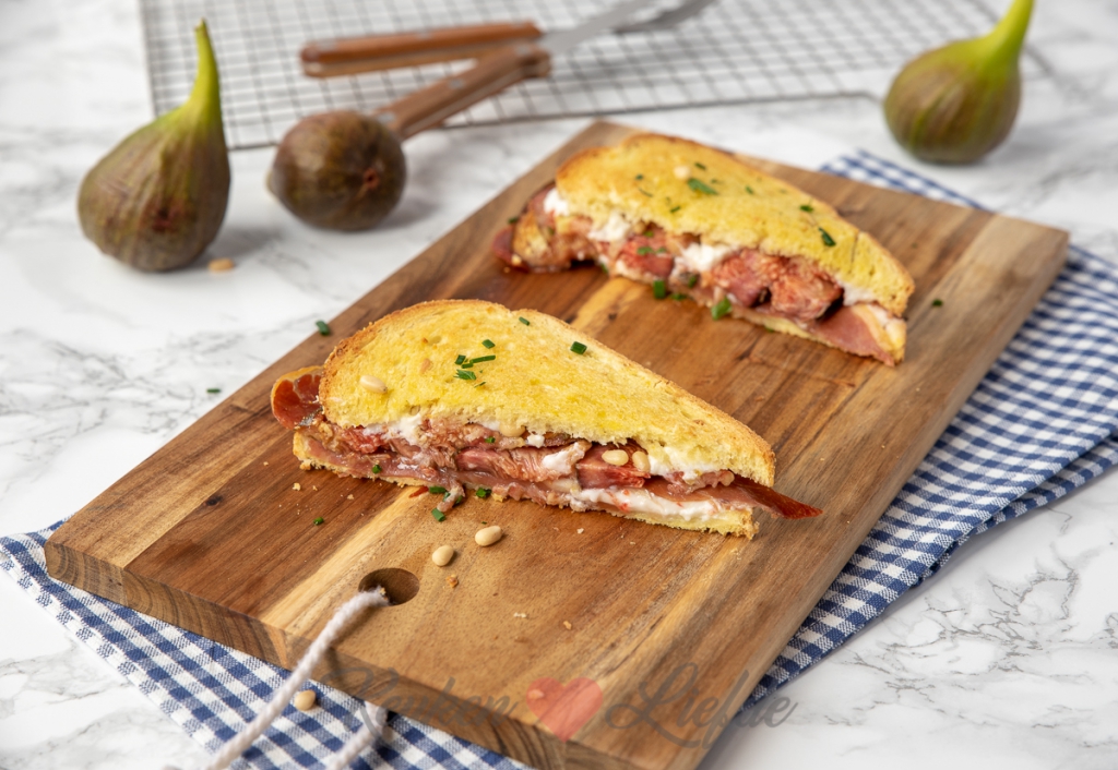 Tosti met geitenkaas, vijg en serranoham