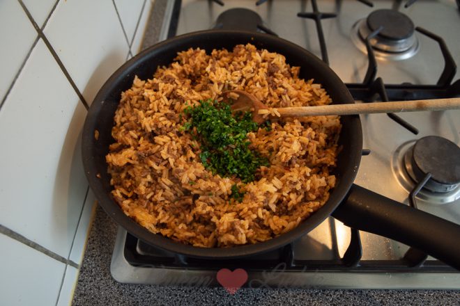 Roer de rijst en de peterselie door het gehakt.