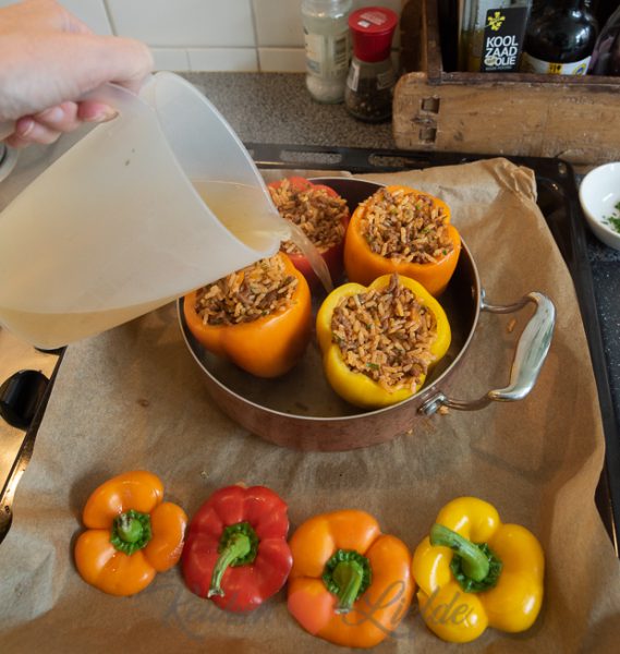 Giet een bodempje heet water of bouillon in de ovenschotel 