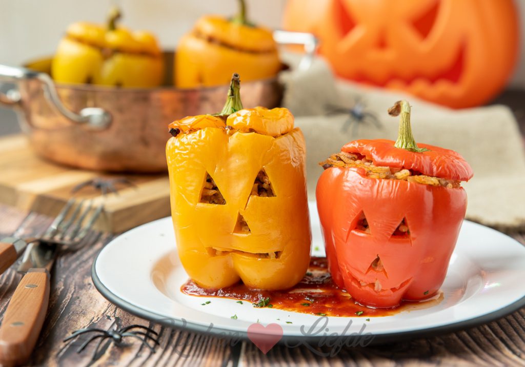 Gevulde Halloween paprika met gehakt en rijst