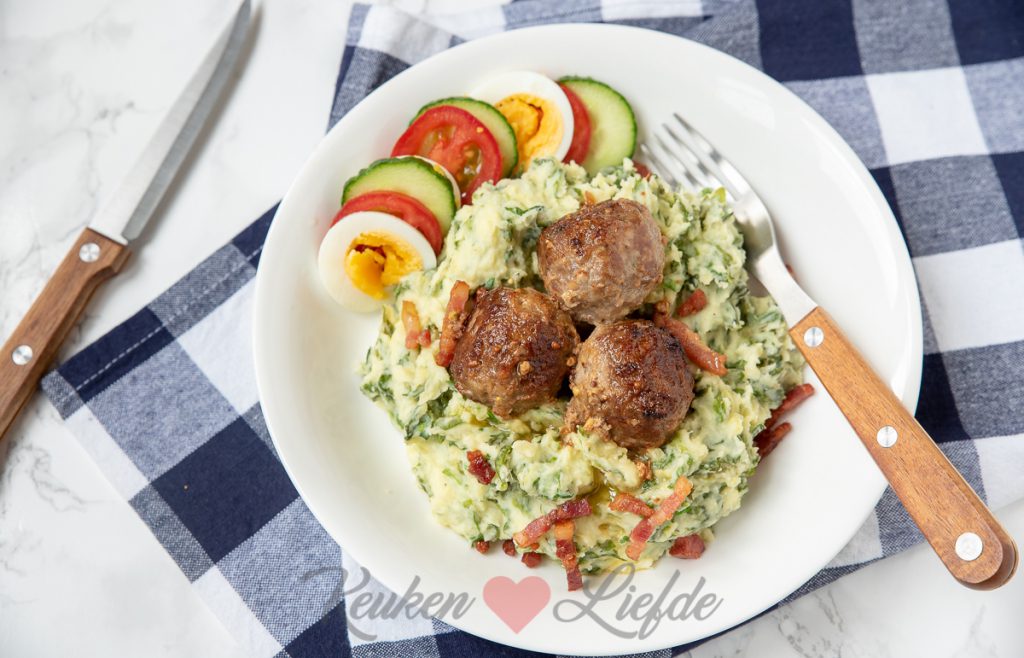 Kropsla stamppot met spekjes en gehaktballetjes