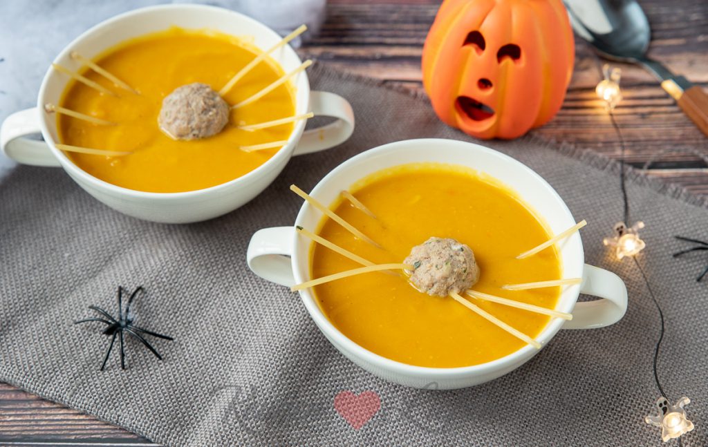 Pompoensoep met soepbal spinnetjes