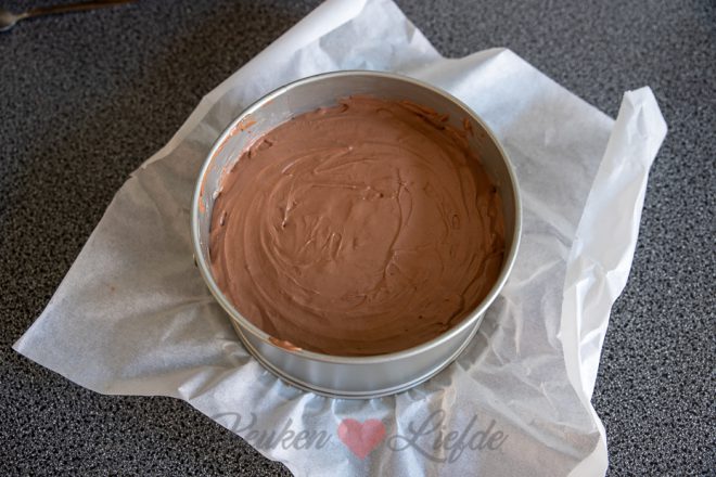 Giet de Toblerone-vulling in de bakvorm