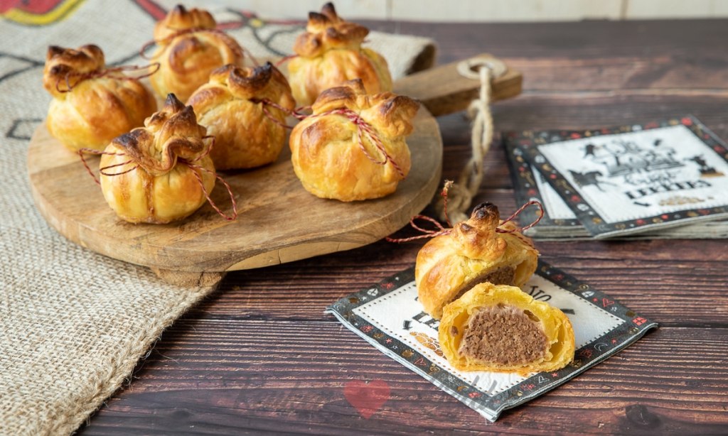 Zak van Sinterklaas van bladerdeeg en gehakt