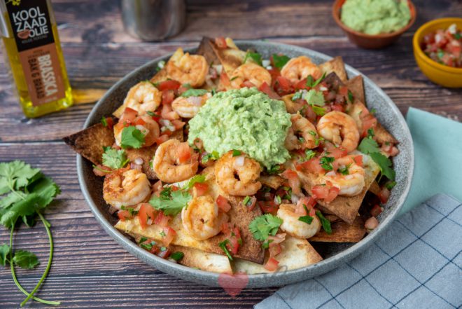 Loaded tortillachips met gamba's, guacamole en salsa