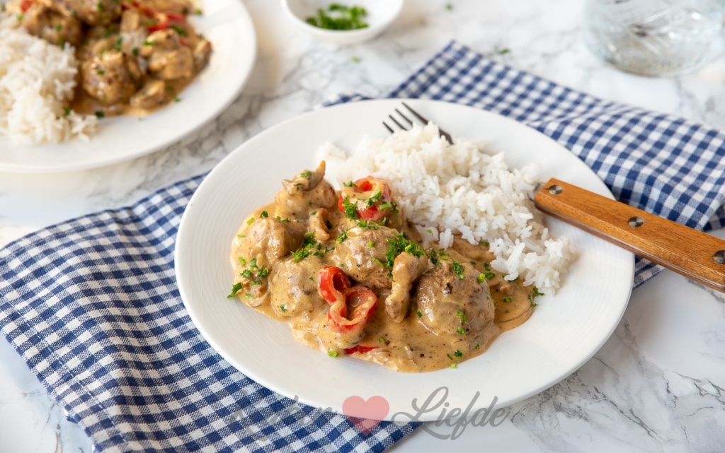 Stoofpannetje met gourmetkliekjes en roomsaus