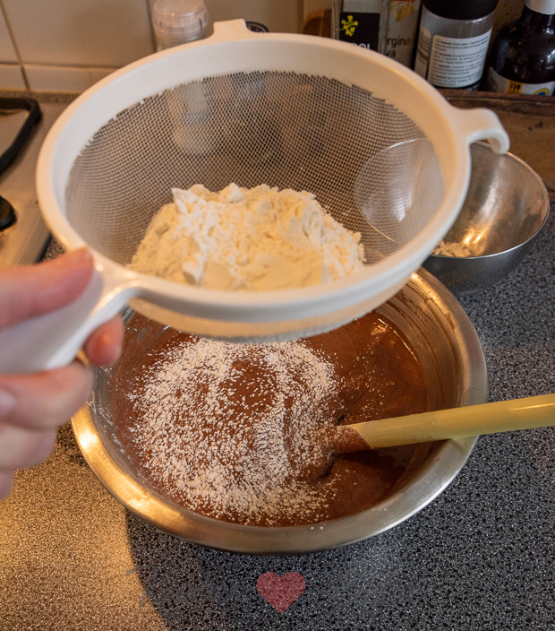 Brownietaart met M&M's en pretzels