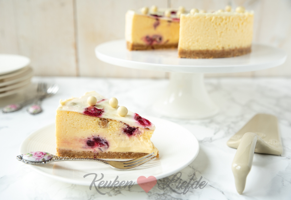 Witte chocolade cheesecake met cranberry swirl Witte chocolade cheesecake met cranberry swirl