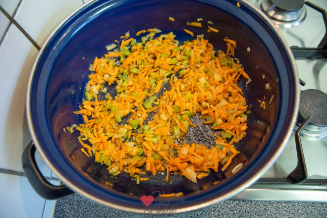 Bak de ui en groenten aan