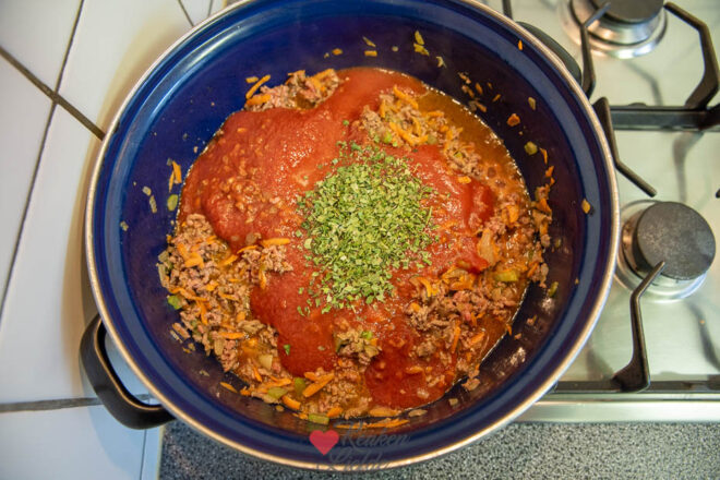 Bak het gehakt rul en doe passata erbij. Laat pruttelen.