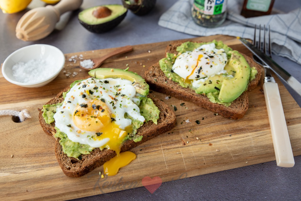 Avocado toast met gepocheerd ei