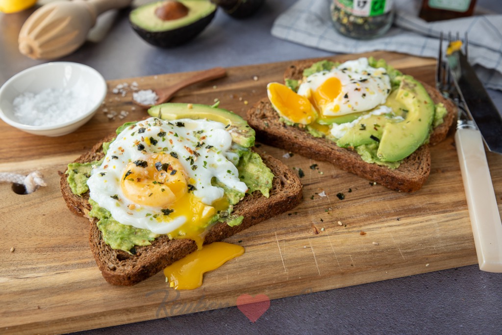 Avocado toast met gepocheerd ei