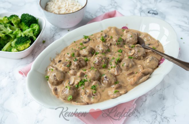 Gehaktballetjes in champignonroomsaus