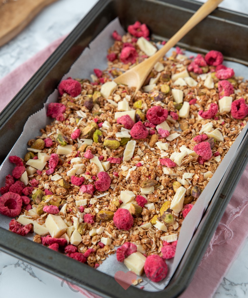 Granola met framboos, pistache en witte chocolade