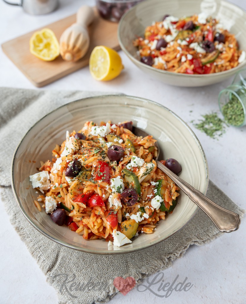 Griekse pasta met courgette, paprika en feta Griekse pasta met courgette, paprika en feta