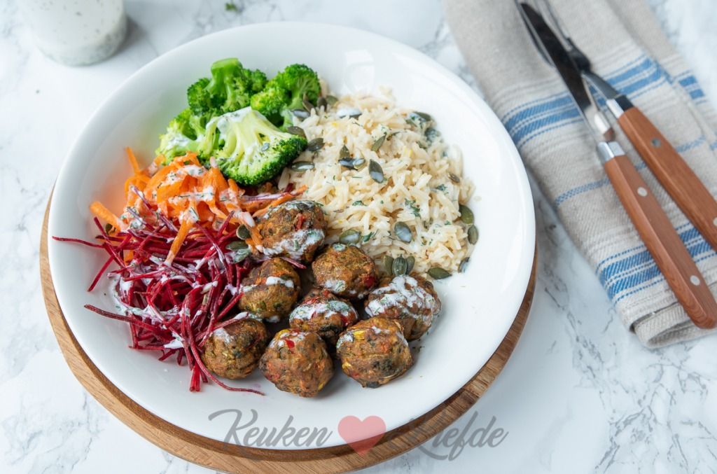Rijst bowl met vega groenteballetjes