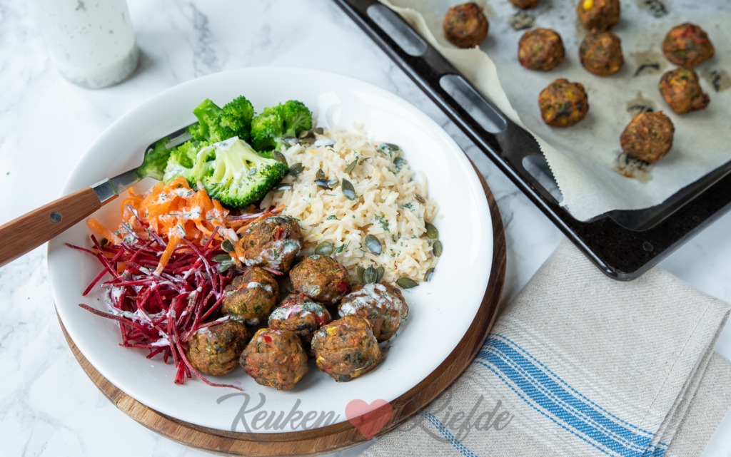 Rijst bowl met vega groenteballetjes Rijst bowl met vega groenteballetjes