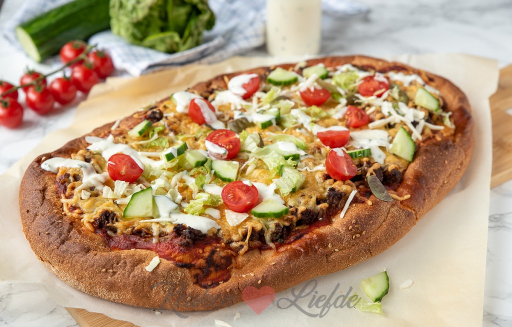 Turks brood pizza met gehakt, knoflooksaus en salade