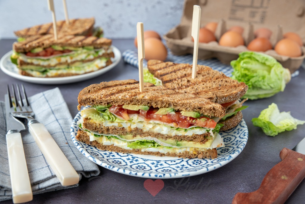 Club sandwich met eiersalade met gerookte kip