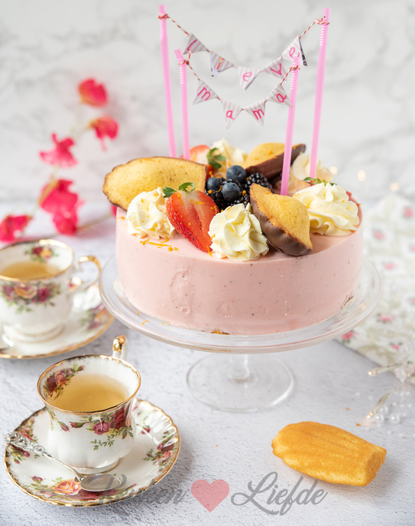 Aardbeienkwarktaart met madeleines (+ tips en ideeën voor Moederdag!) Aardbeienkwarktaart met madeleines (+ tips en ideeën voor Moederdag!)