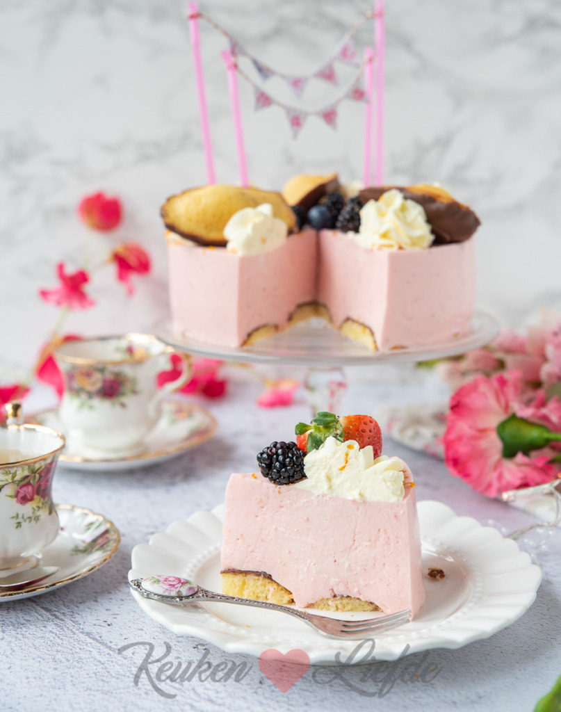 Aardbeienkwarktaart met madeleines (+ tips en ideeën voor Moederdag!) Aardbeienkwarktaart met madeleines (+ tips en ideeën voor Moederdag!)