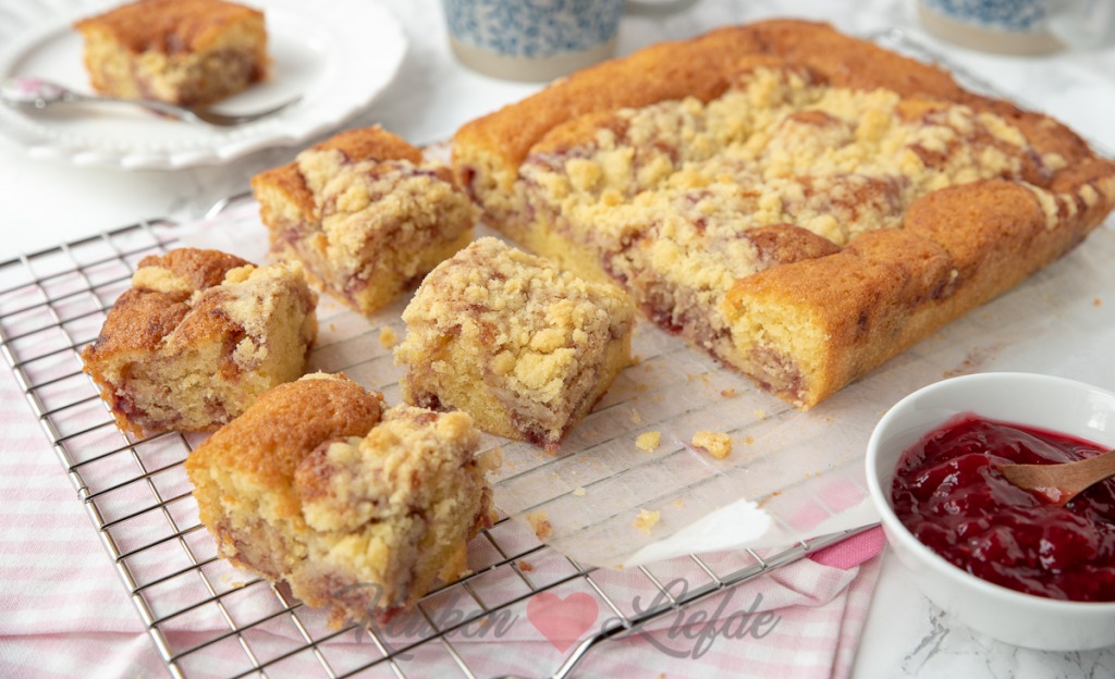Kruimelcake met frambozenjam