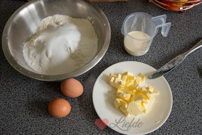 Meng de droge ingrediënten met de boter tot het de structuur van zand heeft