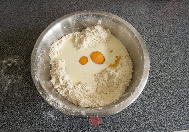 Roer de eieren en karnemelk erdoor