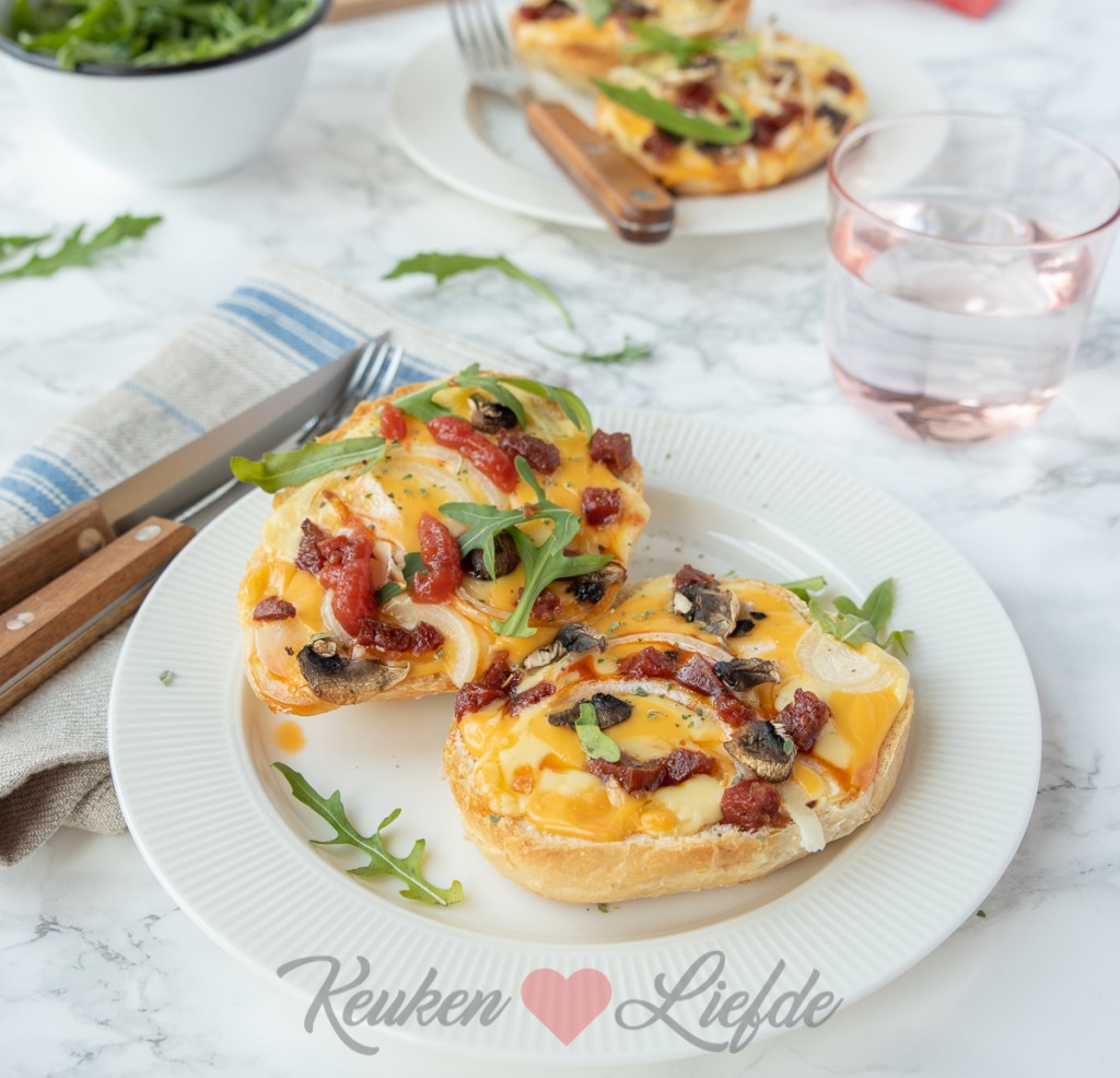 Pizzabroodje met chorizo en champignon