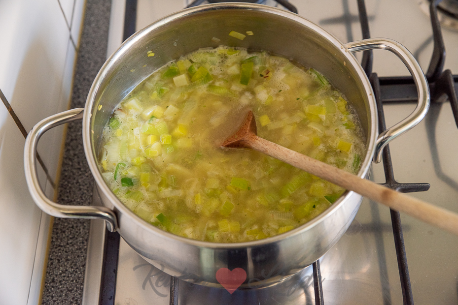 Romige preisoep met mosterd en beenham