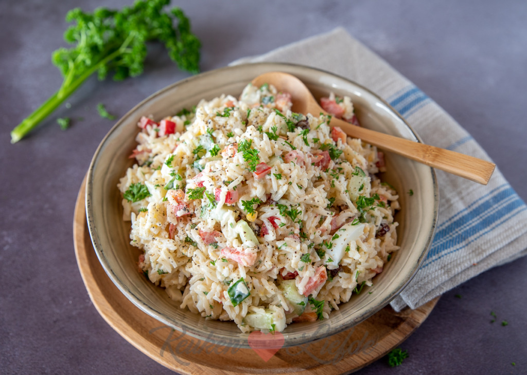 Rijstsalade met ei en komkommer Rijstsalade met ei en komkommer