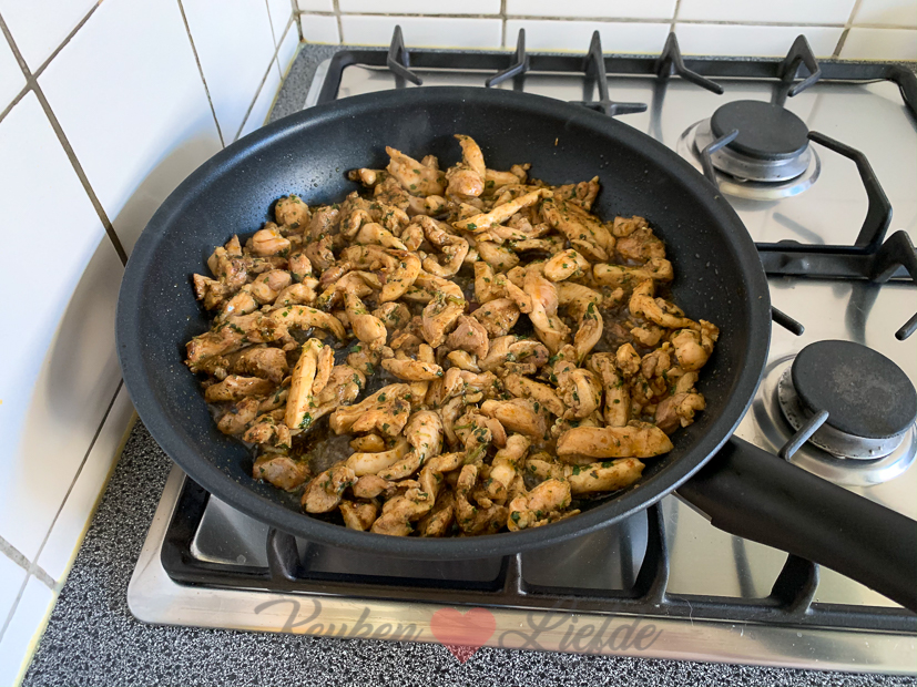 Kipshoarma met pitabrood, knoflooksaus en wittekoolsalade